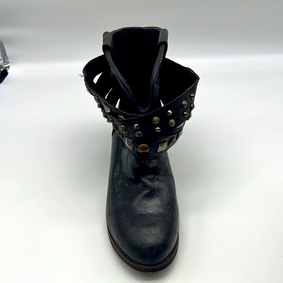 Circle G - Black Leather Distressed Studded Strap Pull On Ankle Boot Size 7.5 - Picture 4 of 15